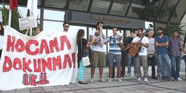 İletişim öğrencilerinden 'Hocama Dokunma' eylemi