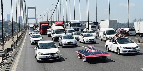 Güneş enerjisiyle çalışan otomobil, test sürüşüne çıktı/Video