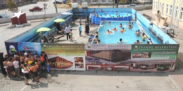 Okul bahçesine portatif havuz