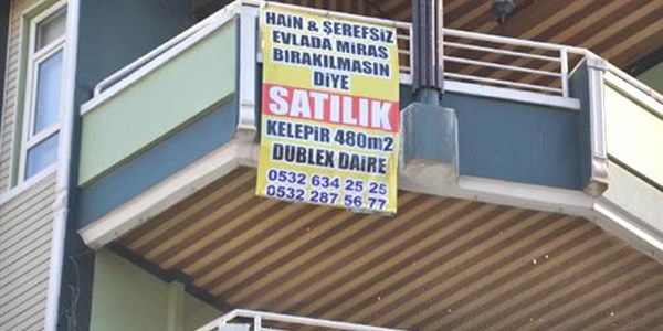 Kızgın baba evini beddualı afişle satılığa çıkardı
