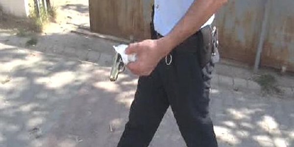 Genç kadın silahla kendini vurdu