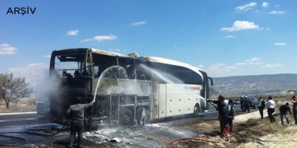 Otobüs alev aldı, 54 kişi ölümden döndü!