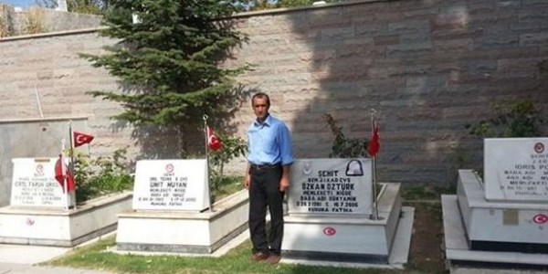 Şehit mezarlarına Türk bayrağı