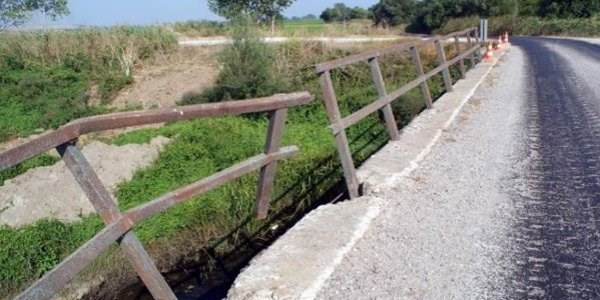 Köprünün kırılan korkulukları korkutuyor