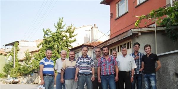 Asfalt parasını mahalleliden çıkartan belediyeye tepki