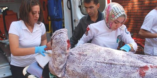 Yüzüne odun değen kadın yaralandı