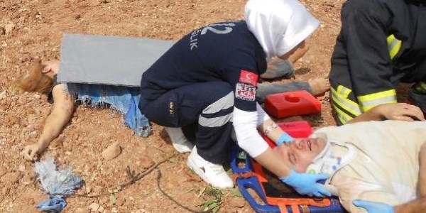 Gaziantep'te otomobil devrildi: 2 �l�, 2 yaral�