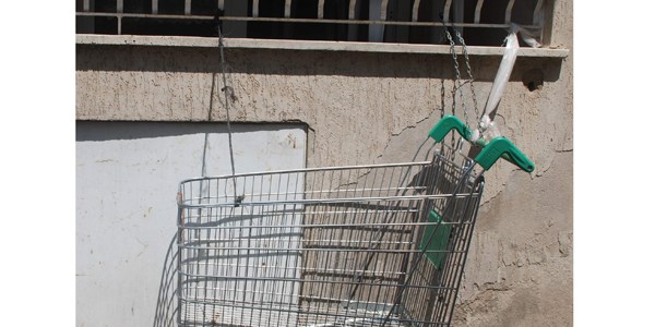 Al��veri� arabas�n� �almas�nlar diye zincirle kilitledi