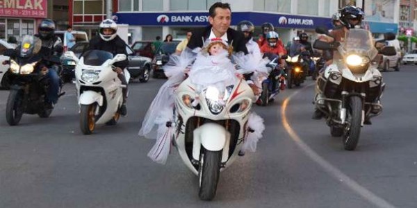 Bu da motosikletli düğün konvoyu