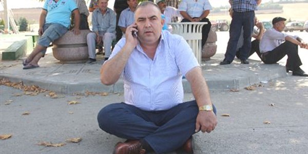 Ayçiçeği fiyatlarına karşı oturma eylemi