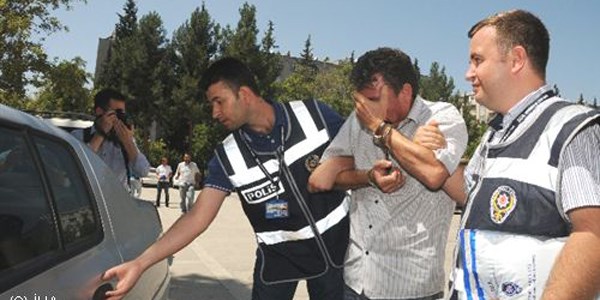 ATM'de kart bilgilerini kopyalayan emekli polis yakalandı