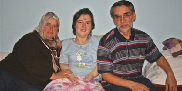 Doğuştan özürlü olan çocuğa evinin duvarına asansör yapıldı