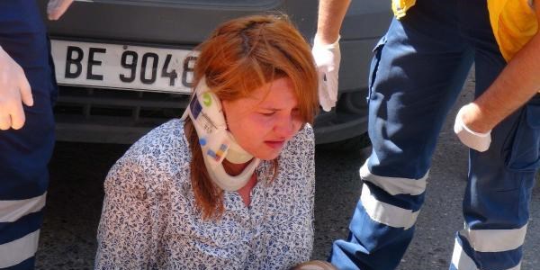Kamyonetin altında kalan genç kız şoka girdi