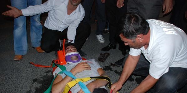 Otomobilin �arpt��� motosiklet s�r�c�s� yaraland�