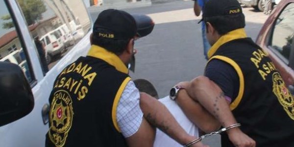 G�r�nt�lendi�ini g�r�nce otomobile kafa att�