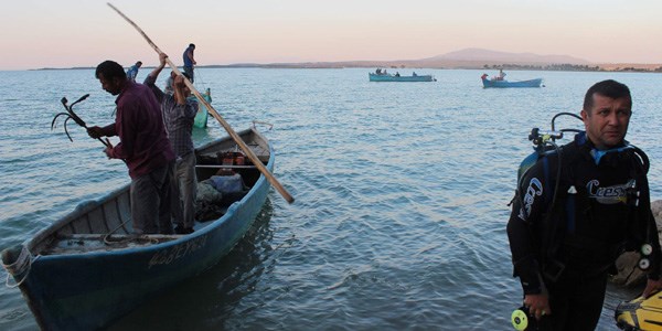 Su �i�esine uzanamay�nca g�lde kayboldu