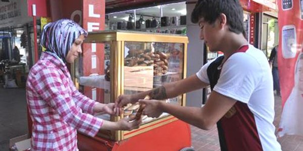 Eşi hastalanınca simit tezgahının başına geçti