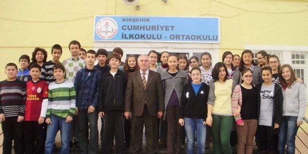 Cumhuriyet Ortaokulu rencilerinden stn baar