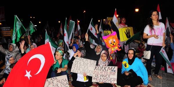 Konak Meydanı'nda Mısır ve Suriye protestosu
