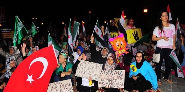 Konak Meydan'nda Msr ve Suriye protestosu
