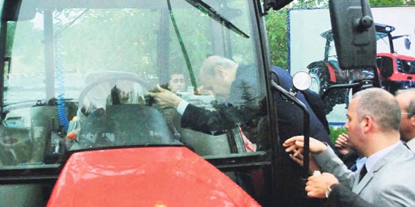 Devlet Bahçeli düşmekten son anda kurtuldu