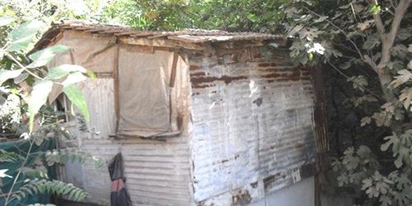 �zmit'te g�rsel kirlilik olu�turan baraka y�k�ld�