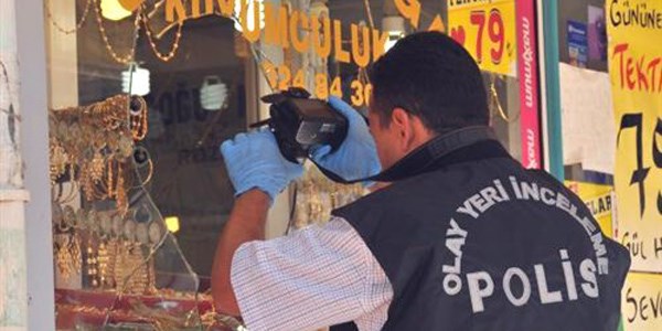 'Korkusuz' soyguncu, kuyumcunun vitrin camı patlayınca paniğe kapılıp kaçtı