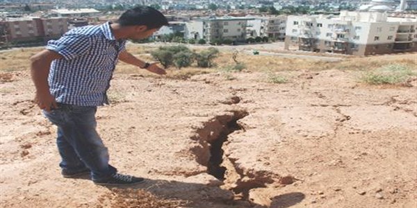 Belediyenin adliye yeri olarak gösterdiği alanda büyük yarıklar oluştu