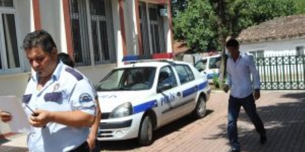 Arkadaşının yerine girdiği sınavda kendi ismini yazınca yakalandı