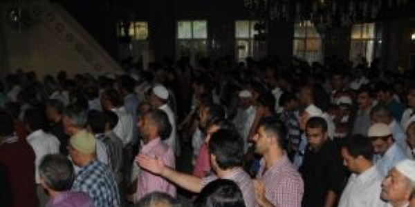 Suriye'de lenler iin gyabi cenaze namaz klnd
