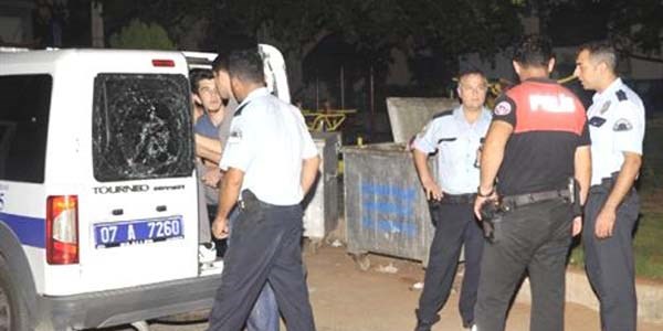 Polis otosunun camına kafa attı