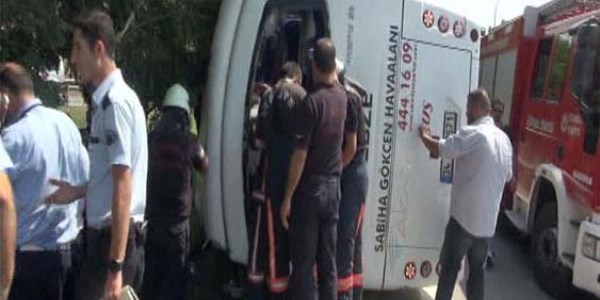 Havaliman� arac� kaza yapt�: 1 �l�, 8 yaral�