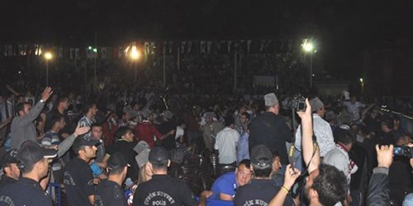 Zafer haftas� t�renleri gergin ba�lad�