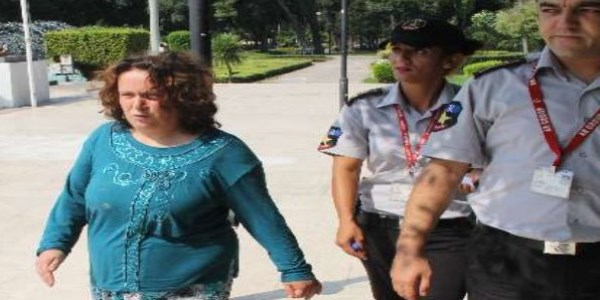 Soka�a atan kocas�ndan �ikayet�i olmad�