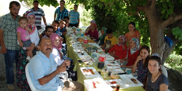 ��retmenleri ile her y�l bir araya geliyorlar