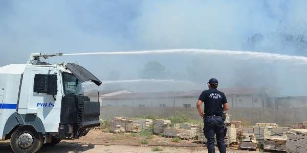 Alevler TOMA yardımıyla söndürüldü