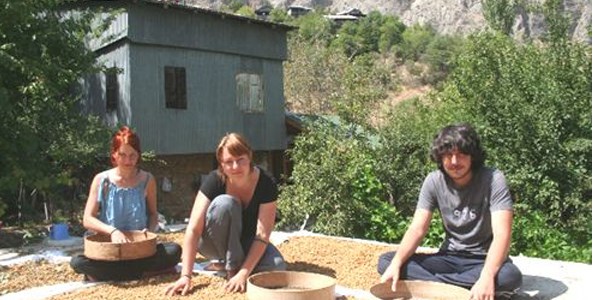 Avusturyal� turistler, k�y hayat�n� ya�ayarak ��reniyor
