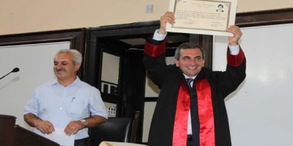 Vali, üniversiteden 30 yıl sonra mezun oldu