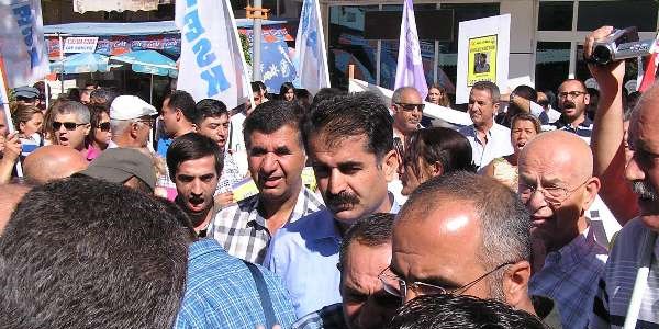 Polisi aşmaya çalışan gruba 'vekil' girişimi