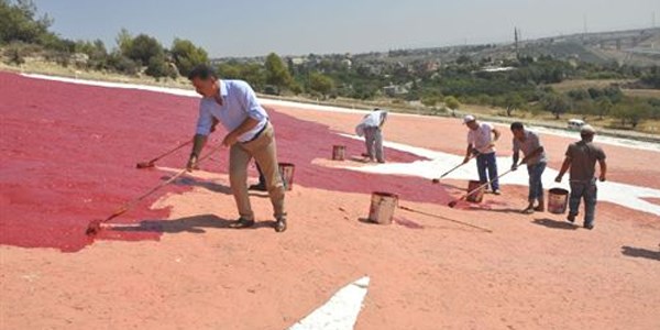 Türkiye'nin en büyük bayrağı bakımdan geçirildi