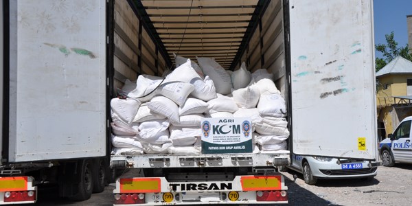 Ağrı'nın Patnos ilçesinde 75 ton kaçak toz şekeri ele geçirildi