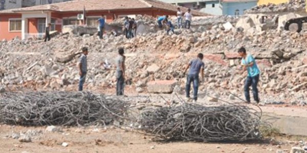 Yıkılan okulun demirleri çocukların harçlıkları oldu