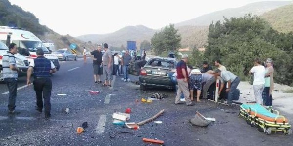 Feci kaza: 1'i hamile kadın 3 ölü, 9 yaralı