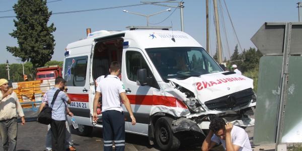 Ambulansla traktör çarpıştı: 1 ölü, 2 yaralı