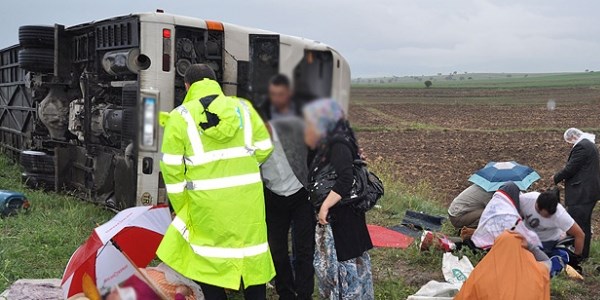 K�r�ehir'de otob�s devrildi: 48 yaral�