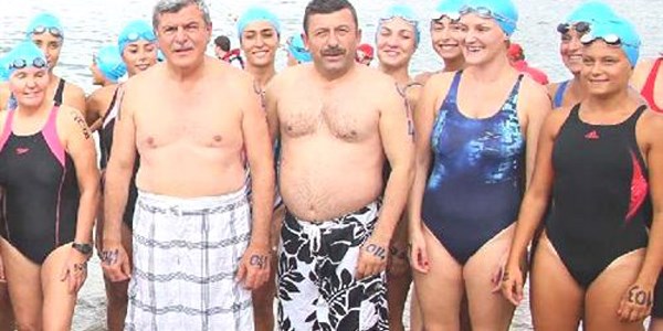 Bayramo�lu'ndaki y�zme yar���na ba�kanlar da kat�ld�