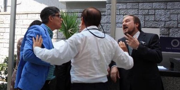 Hali� �niversitesi rekt�rl�k binas�nda arbede