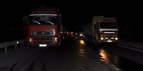Seyir halinde dumanlar yükselen Tır yanmaktan son anda kurtarıldı