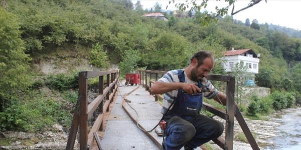 Tahta köprü devlet-vatandaş işbirliği ile onarılıyor