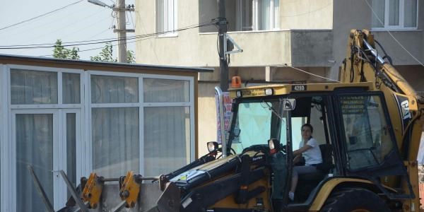 Kadın iş makinesi sürücüsü görenleri şaşırtıyor